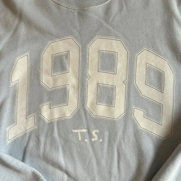 Official Taylor Swift 1989 Sweater - Picture 2 of 3